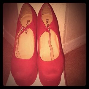 I’m selling my platform high heels 👠.